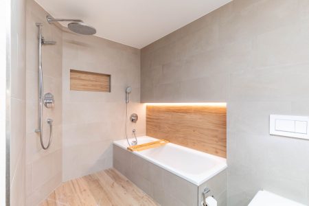 Stillvolle Dusch- und Wannenkombination im Badezimmer