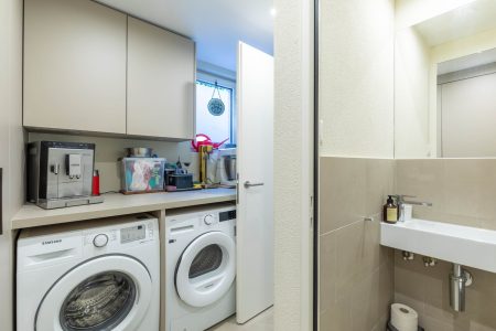 Waschecken nach der Küche mit separater Gästetoilette
