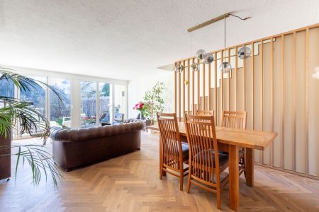 Stilvoller Innenausbau mit Holzelementen und Fischgrät-Eichenparkett