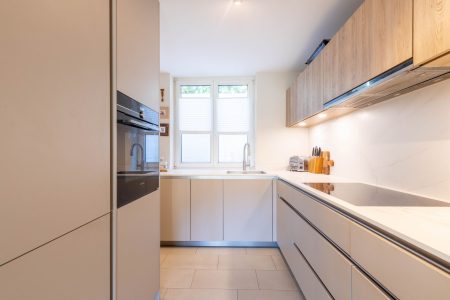 Moderne Küche mit Kochherd, Backofen und Geschirrspüler