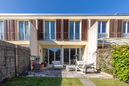 Hausansicht des Reihenhauses mit zwei Stockwerken