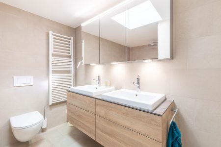Badezimmer mit Doppellavabo, Dusche und Badewanne
