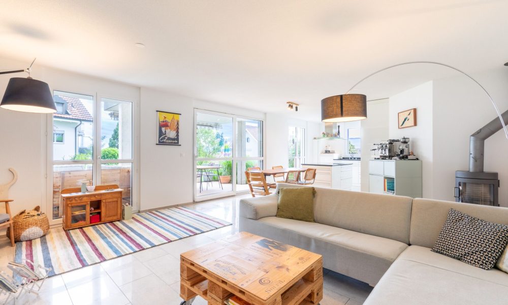 Helles Wohn- und Esszimmer