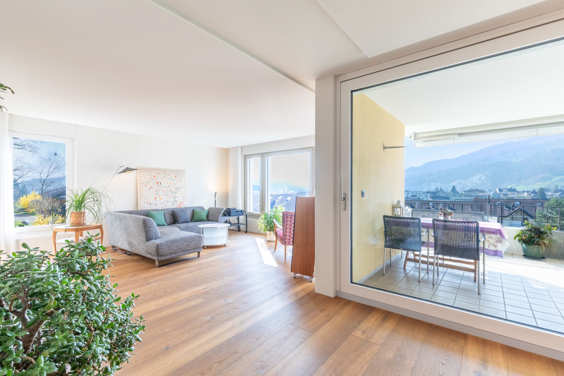 Grosse Fensterflächen und schöner Eichenparkett