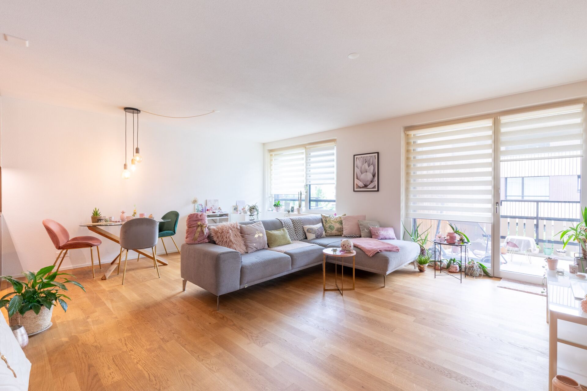 Wohn- und Esszimmer mit Zugang zum Balkon
