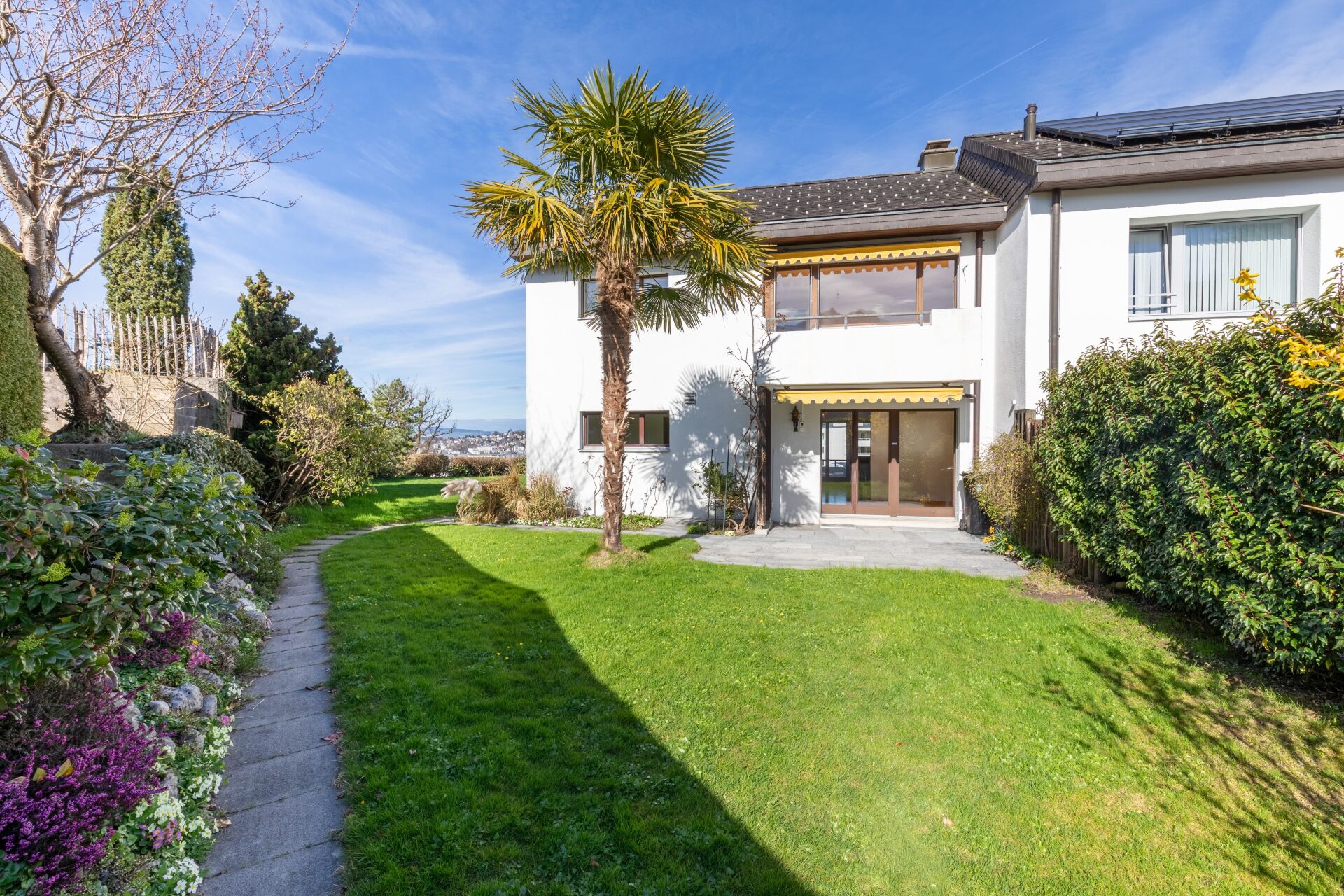 Hausansicht mit Gartenparadies